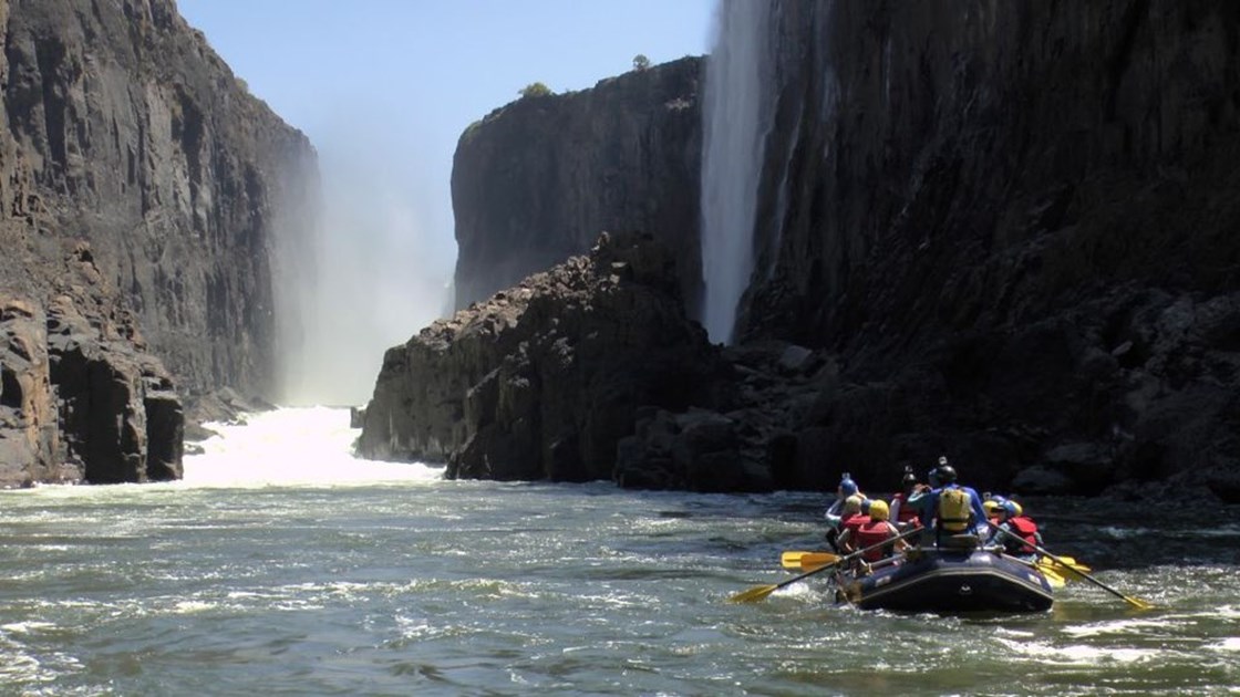 Пороги реки амазонка. Рафтинг на Замбези. Сплав по Замбези. Zambezi River. Пороги и водопады реки Замбези.