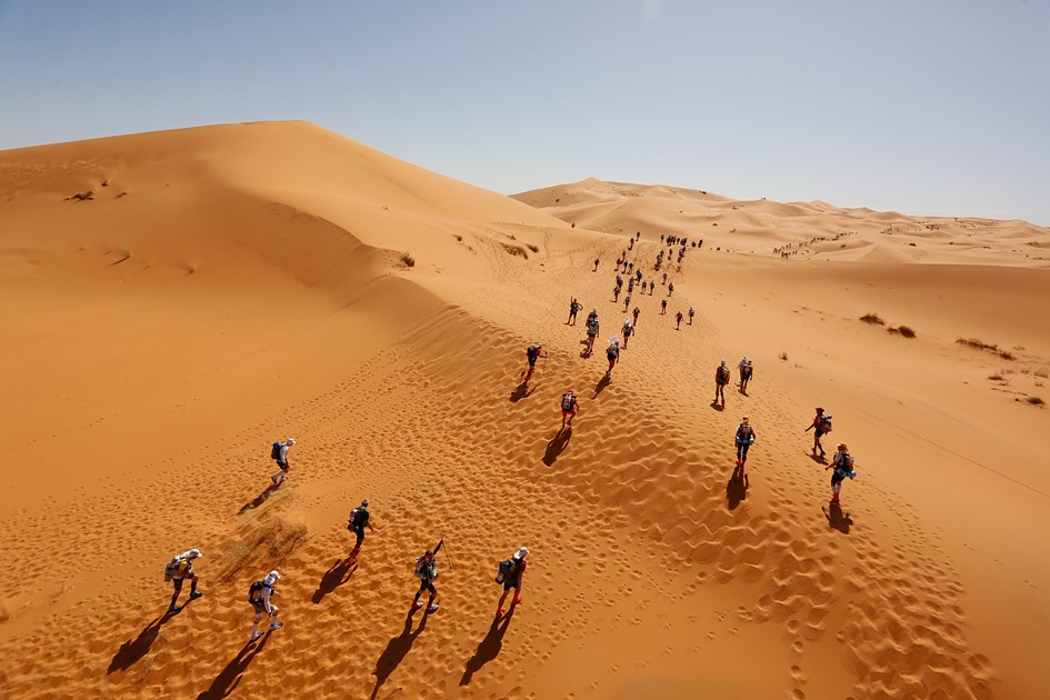 Пустынные бега. Песчаный марафон в Марокко. Des Sables марафон. MDS марафон в пустыне. Пустыня.