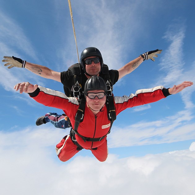 Skydiving перевод. Кристин Маккензи скайдайвинг. Парашют джампинг. Двойной скайдайвинг. Тандем джамп.