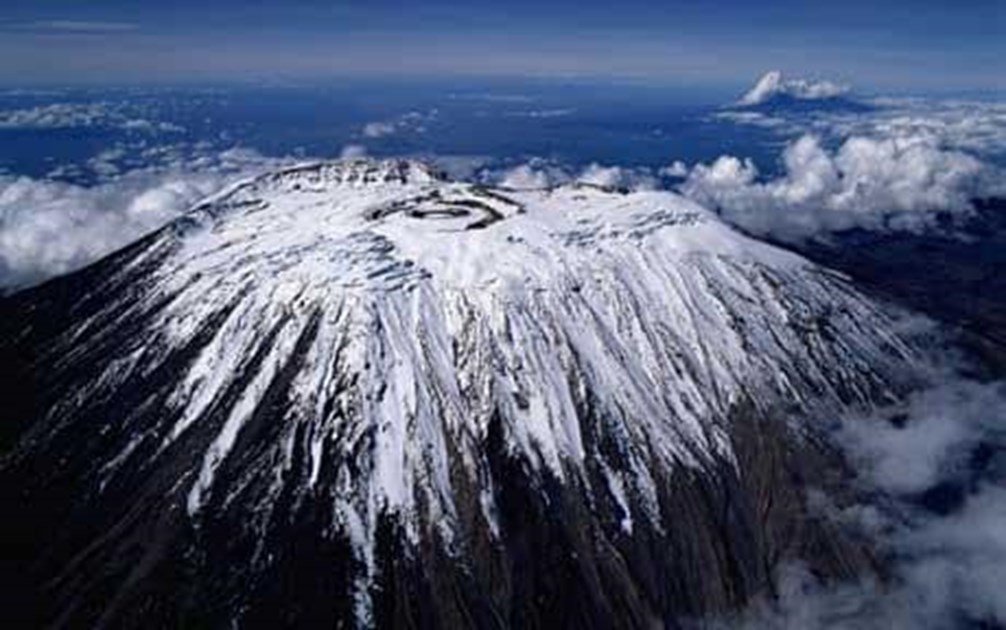 Килиманджаро хемингуэя. Вершина горы Килиманджаро. Вулкан Килиманджаро. Килиманджаро ледник. Килиманджаро кратер.