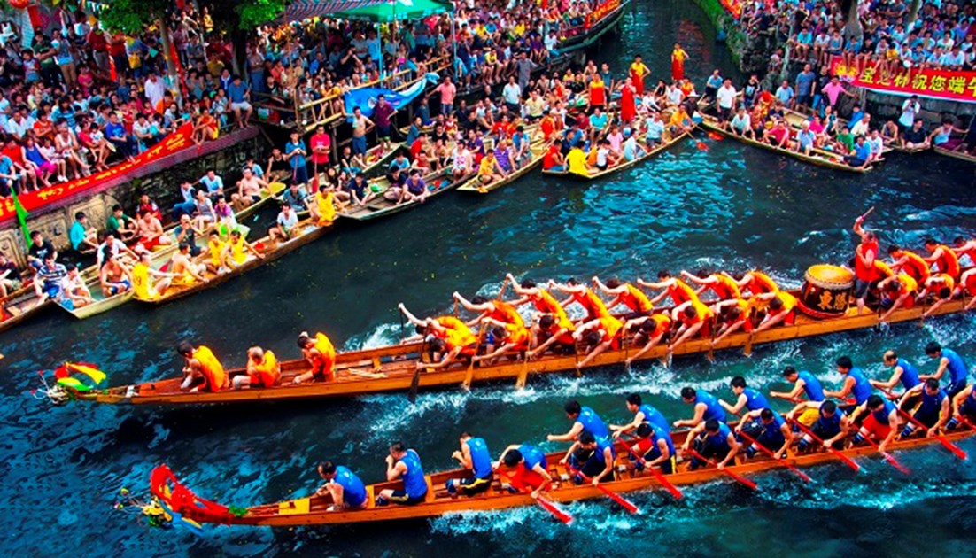 Chinese dragon boat festival. Дуаньу праздник драконьих лодок. Праздник драконьих лодок в Китае. Фестиваль драконьих лодок в Китае. Праздник дуаньу в Китае.